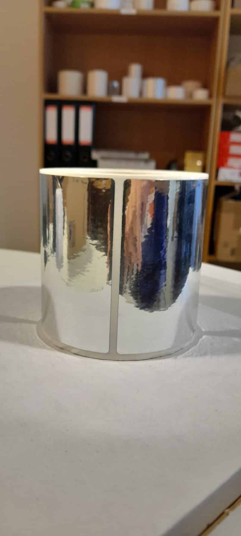 Sølv, reflektiv, 80x60 mm (bxh). 40 mm kerne, 1.525 pr. rulle